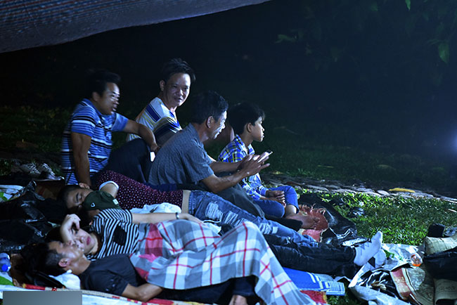 Ảnh: Du khách ngủ la liệt dưới trời mưa lạnh ở Đền Hùng chờ giờ G