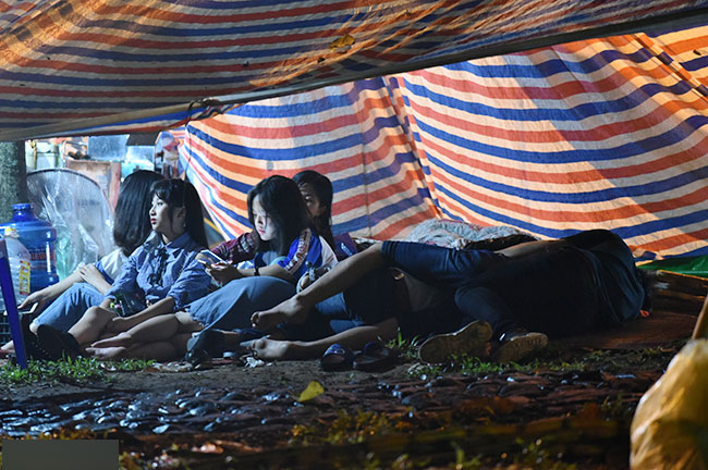 Ảnh: Du khách ngủ la liệt dưới trời mưa lạnh ở Đền Hùng chờ giờ G