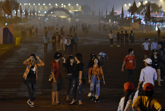 Ảnh: Du khách ngủ la liệt dưới trời mưa lạnh ở Đền Hùng chờ giờ G