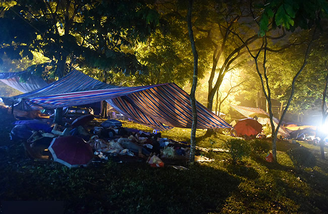 Ảnh: Du khách ngủ la liệt dưới trời mưa lạnh ở Đền Hùng chờ giờ G