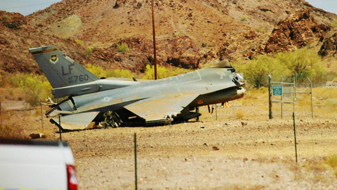 Tiêm kích F-16 Mỹ mất đầu sau khi rơi
