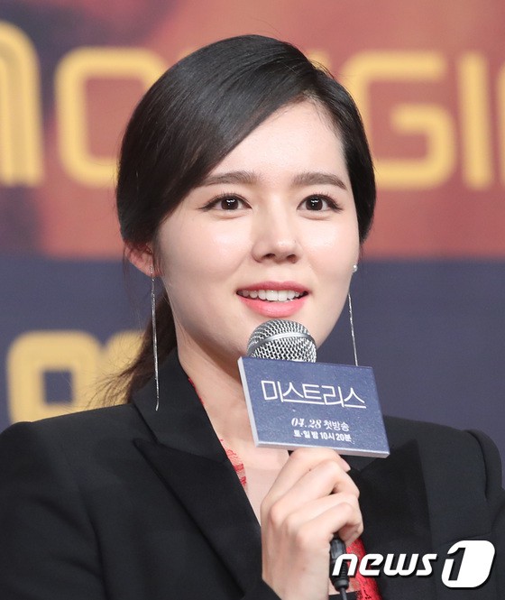 Ra mắt phim mới, tường thành nhan sắc Han Ga In gây choáng ngợp với vẻ đẹp rực rỡ