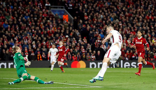 Salah ghi dấu giày vào bốn bàn, Liverpool đè bẹp Roma