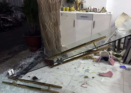 Bốn thanh niên cầm búa xông vào căn nhà ở Sài Gòn đập phá
