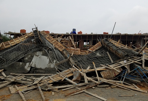 Sập sàn bê tông công trình cây xăng, bảy công nhân bị thương