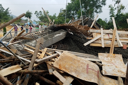 Sập sàn bê tông công trình cây xăng, bảy công nhân bị thương