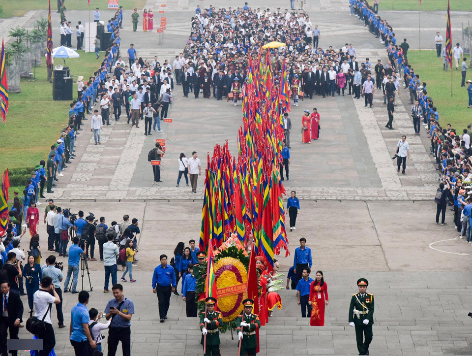 Thủ tướng Nguyễn Xuân Phúc dâng hương tại Đền Hùng trong mưa