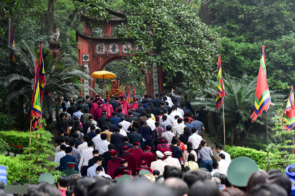 Thủ tướng Nguyễn Xuân Phúc dâng hương tại Đền Hùng trong mưa