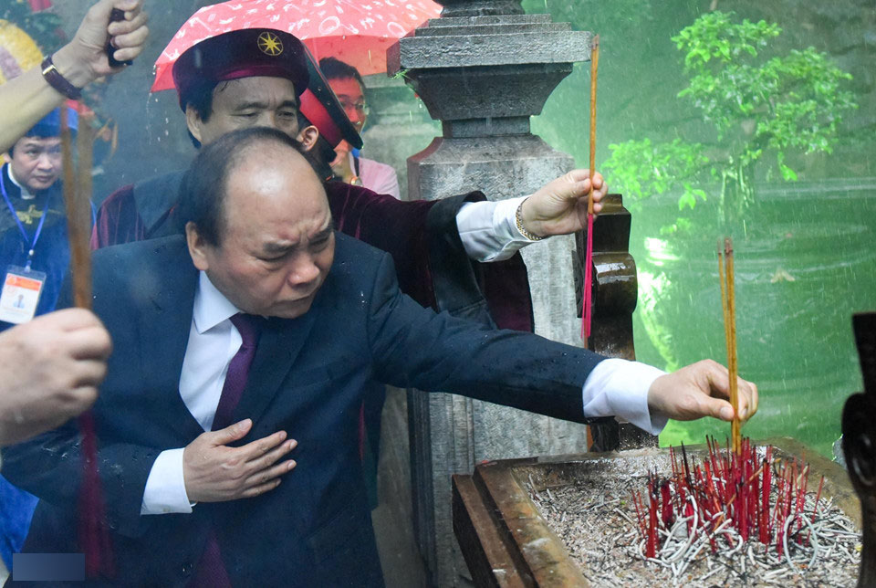 Thủ tướng Nguyễn Xuân Phúc dâng hương tại Đền Hùng trong mưa
