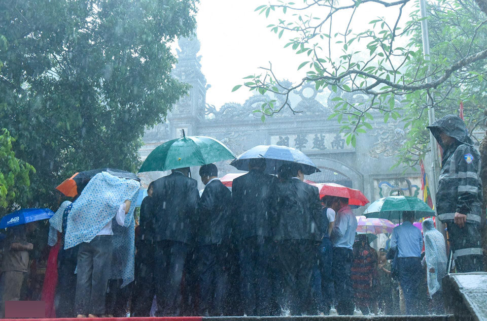 Thủ tướng Nguyễn Xuân Phúc dâng hương tại Đền Hùng trong mưa