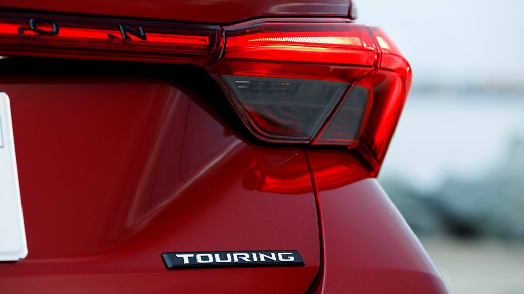 Toyota Avalon 2019 ra mắt: Nhiều công nghệ, giá từ 35.500 USD