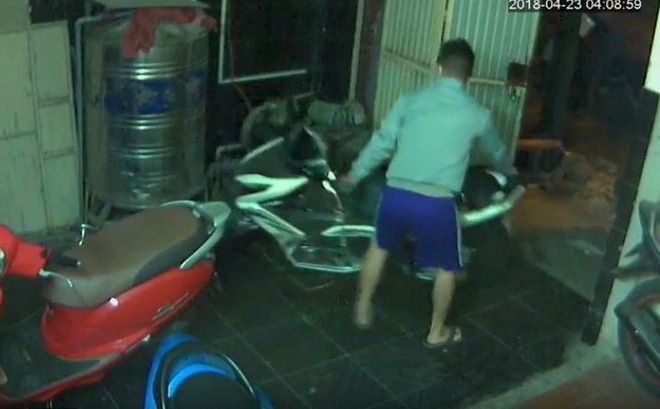 4 thanh niên phá cửa đột nhập trộm 2 xe máy ở Sài Gòn 4 thanh niên phá cửa đột nhập trộm 2 xe máy ở Sài Gòn
