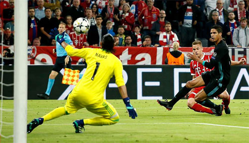 Thắng trên sân Bayern, Real đặt một chân vào chung kết