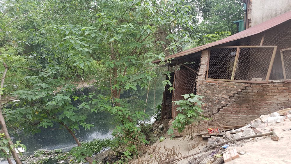 Hãi hùng bể phốt khổng lồ lộ thiên trong công ty môi trường