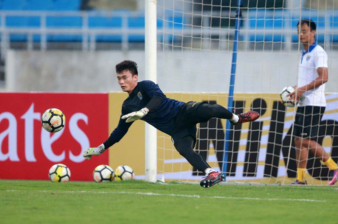 Tranh cãi việc thủ môn Bùi Tiến Dũng lấn sân thời trang