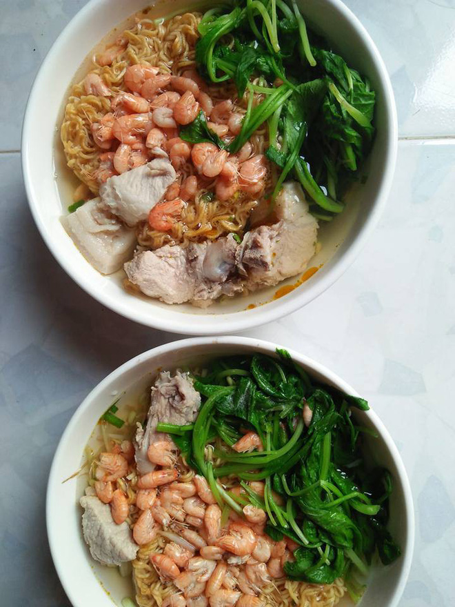 Chăm chỉ nấu cơm ngày 3 bữa, cô vợ trẻ phát điên vì chồng vẫn chê rồi ăn cơm hộp 4 ngày liên tiếp