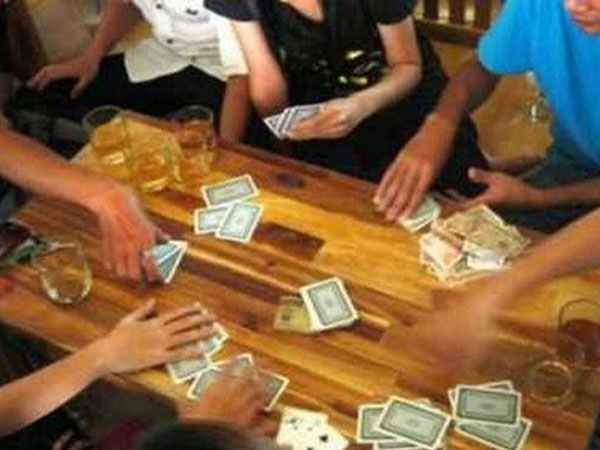 Phó công an xã bắt sòng bạc rồi nhận tiền con bạc