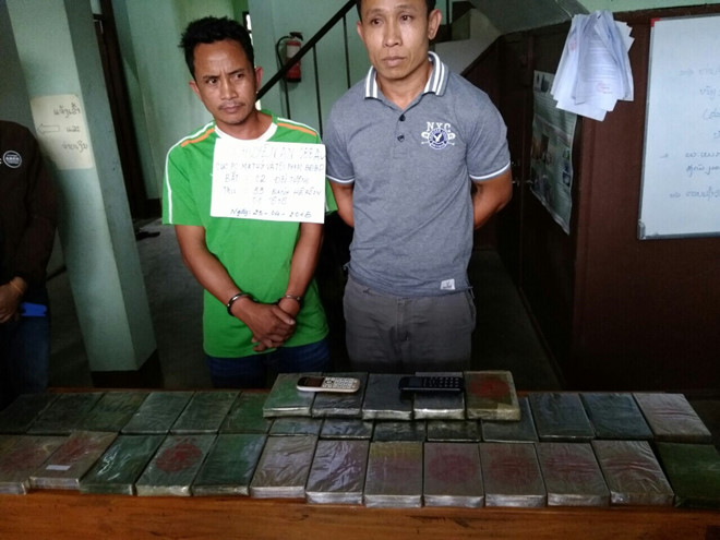 Chặn hai người nước ngoài cùng 33 bánh heroin