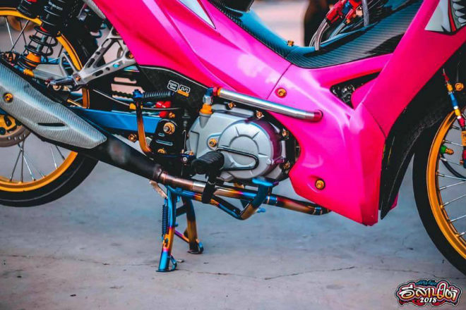 Mãn nhãn Honda Wave độ hồng, vành vàng, gắn camera hành trình