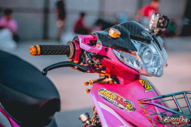 Mãn nhãn Honda Wave độ hồng, vành vàng, gắn camera hành trình