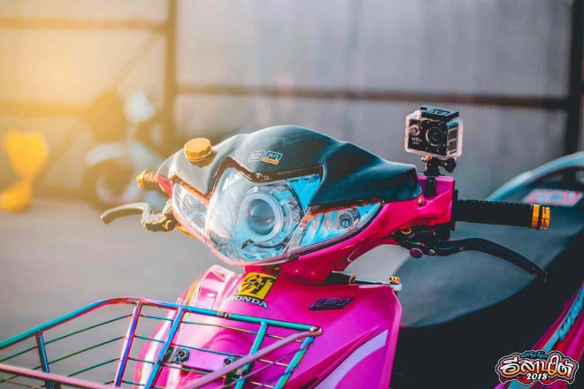 Mãn nhãn Honda Wave độ hồng, vành vàng, gắn camera hành trình