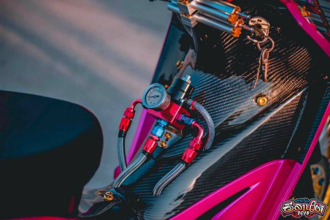 Mãn nhãn Honda Wave độ hồng, vành vàng, gắn camera hành trình