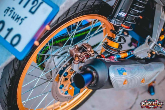 Mãn nhãn Honda Wave độ hồng, vành vàng, gắn camera hành trình