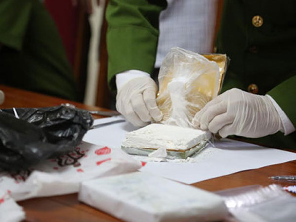 Tiền tỷ của nữ quái trong đường dây mua bán, tàng trữ 20 bánh heroin