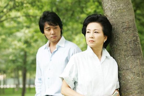 Mua quà đơn giản ghé thăm nhà bạn gái, tôi choáng khi thấy bố mẹ nàng mặt lạnh như tiền