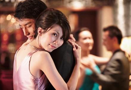 Những tưởng ra ngoài kiếm được thằng chống gậy, ai ngờ bị gái trẻ lừa nuôi con tu hú