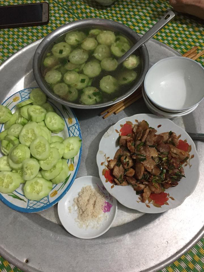 Mẹ trẻ khoe mâm cơm ngày nghỉ lễ vỏn vẹn 27 nghìn, người khen biết liệu cơm gắp mắm, kẻ chê hà tiện hết phần thiên hạ