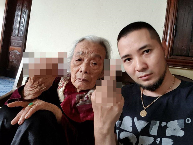 Người bà ngầu nhất vịnh Bắc Bộ chụp ảnh cùng cháu trai với thần thái ít ai có được!