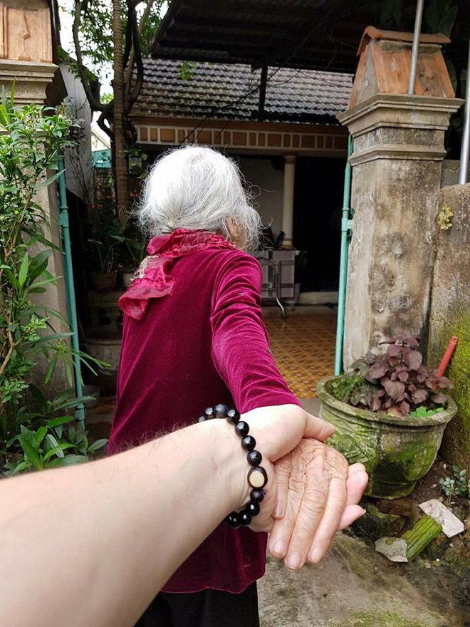 Người bà ngầu nhất vịnh Bắc Bộ chụp ảnh cùng cháu trai với thần thái ít ai có được!