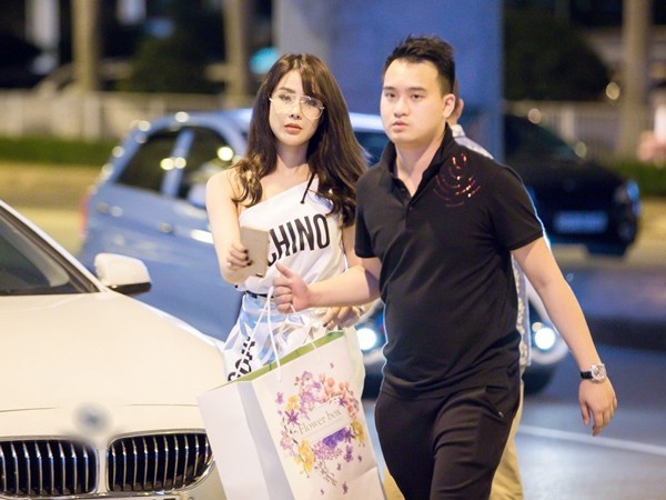 Hé lộ thiệp cưới của Diệp Lâm Anh và bạn trai thiếu gia Hé lộ thiệp cưới của Diệp Lâm Anh và bạn trai thiếu gia