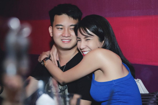 Hé lộ thiệp cưới của Diệp Lâm Anh và bạn trai thiếu gia Hé lộ thiệp cưới của Diệp Lâm Anh và bạn trai thiếu gia