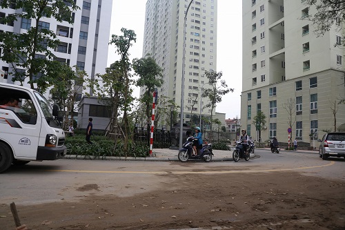 Hà Nội phá rào chắn ở đoạn đường tranh chấp giữa hai chung cư