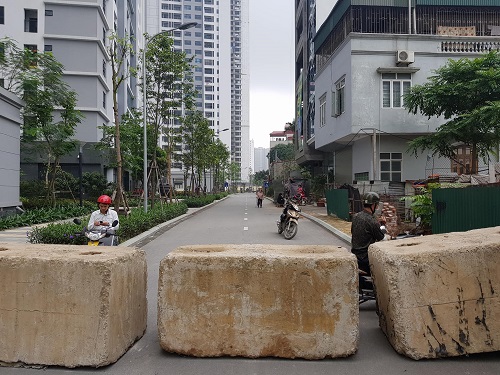 Hà Nội phá rào chắn ở đoạn đường tranh chấp giữa hai chung cư