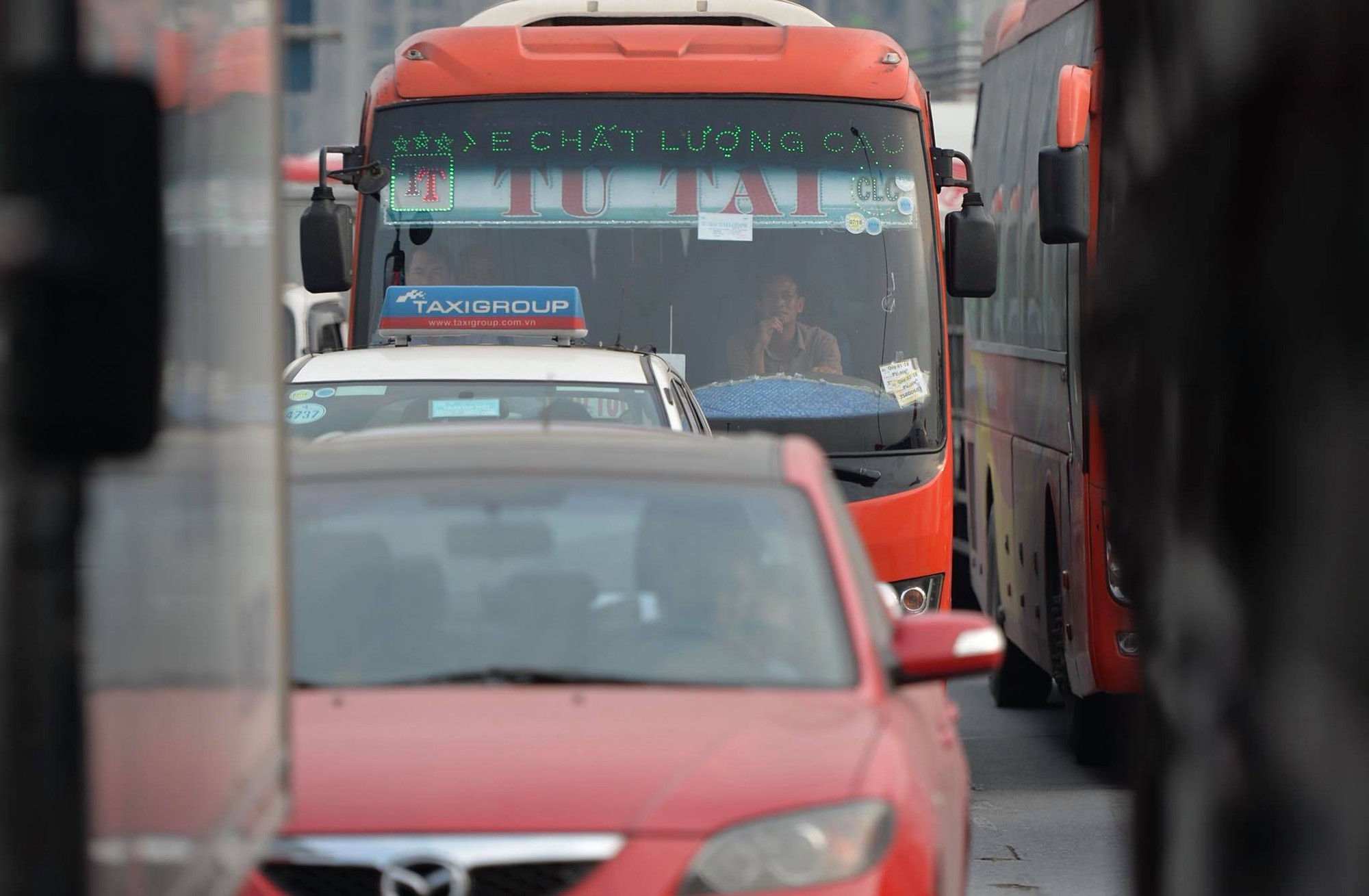 Tai nạn trước giờ cao điểm tại Giải Phóng - Ngọc Hồi, cửa ngõ phía Nam ùn tắc nghiêm trọng