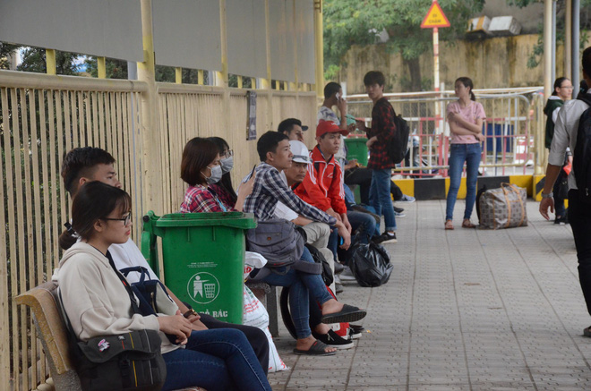 Kết thúc ngày làm việc trước kỳ nghỉ lễ 30/4, hàng trăm người dân khăn gói di chuyển bẳng xe máy về quê