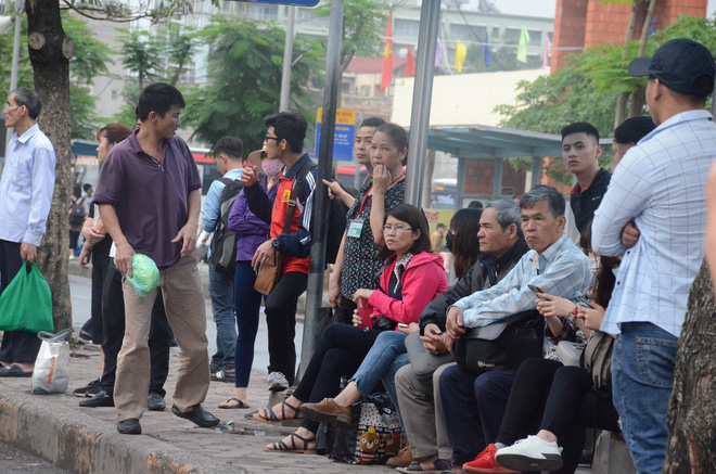 Kết thúc ngày làm việc trước kỳ nghỉ lễ 30/4, hàng trăm người dân khăn gói di chuyển bẳng xe máy về quê Kết thúc ngày làm việc trước kỳ nghỉ lễ 30/4, hàng trăm người dân khăn gói di chuyển bẳng xe máy về quê
