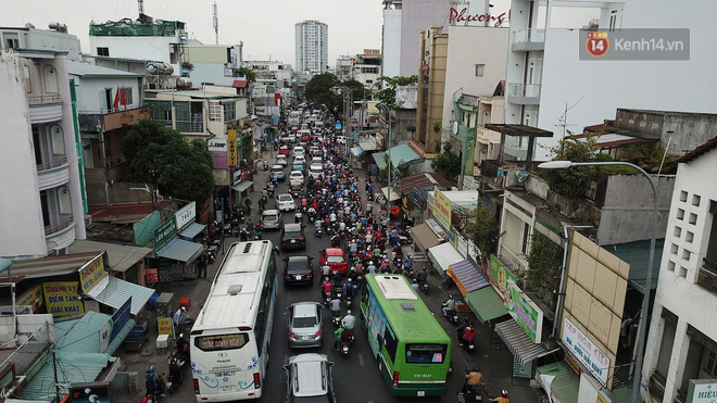 Kết thúc ngày làm việc trước kỳ nghỉ lễ 30/4, hàng trăm người dân khăn gói di chuyển bẳng xe máy về quê