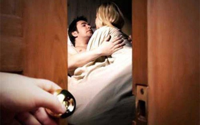 Sốc vì chồng lên giường với bạn thân của con gái