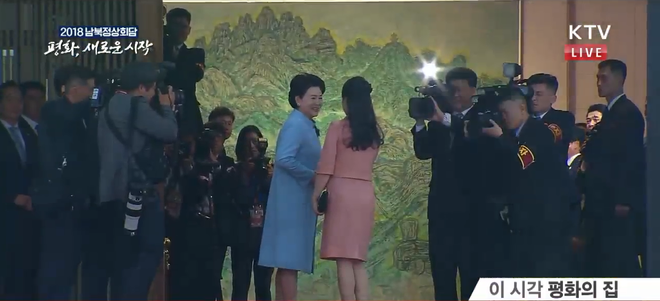 Đệ nhất Phu nhân Triều Tiên Ri Sol Ju tới Bàn Môn Điếm, hội kiến TT Hàn Quốc cùng phu nhân