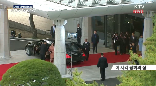 Đệ nhất Phu nhân Triều Tiên Ri Sol Ju tới Bàn Môn Điếm, hội kiến TT Hàn Quốc cùng phu nhân