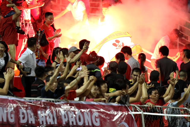 CLB Hải Phòng chỉ bị tăng tiền phạt vì khán giả đốt pháo sáng