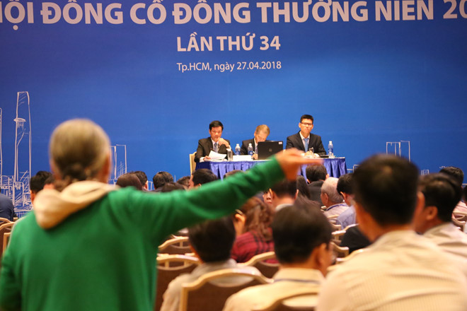 Làm mất tiền khách hàng, Tổng giám đốc Eximbank có nên từ chức?