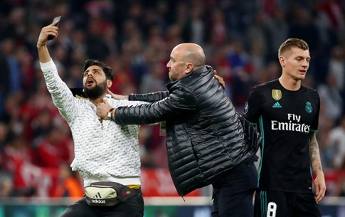Sân Allianz Arena của Bayern Munich bị UEFA điều tra
