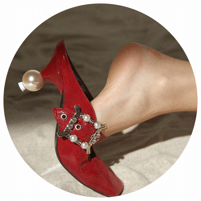 Chán giày đế vuông, các tín đồ thời trang đổ xô đi giày đế tròn hết rồi