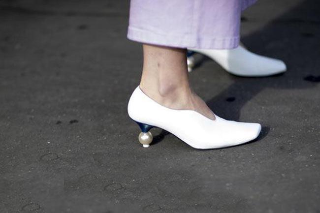 Chán giày đế vuông, các tín đồ thời trang đổ xô đi giày đế tròn hết rồi