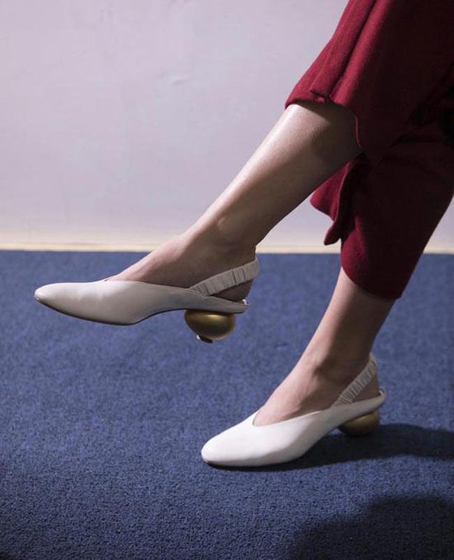 Chán giày đế vuông, các tín đồ thời trang đổ xô đi giày đế tròn hết rồi